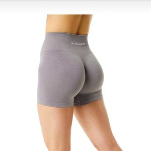 AMPLIFY SHORT 4.5" Women's Seamless Scrunch 4.5" Short SIZE SMALL